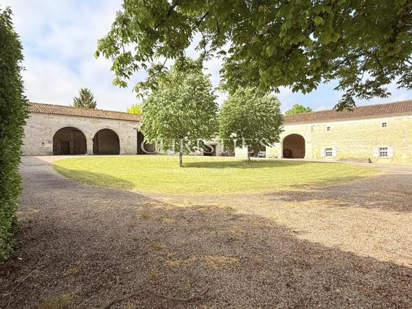 Un domaine de caractère au potentiel de maison d’hôtes rare — Au cœur du pays du Cognac