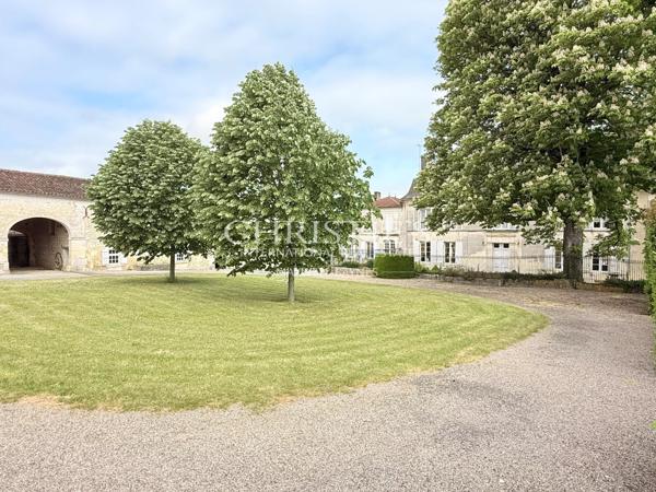 Un domaine de caractère au potentiel de maison d’hôtes rare — Au cœur du pays du Cognac