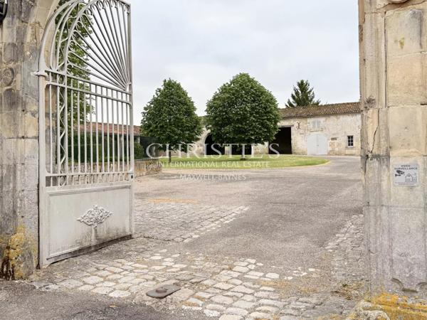 Un domaine de caractère au potentiel de maison d’hôtes rare — Au cœur du pays du Cognac
