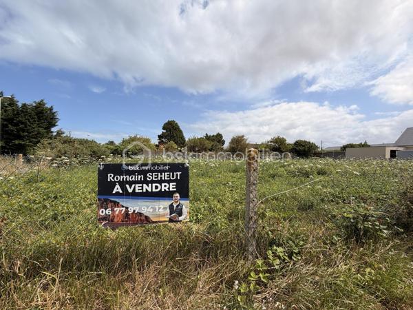 Dans un village avec commerces et écoles venez découvrir ce terrain constructible de 1176m2.
Terrain plat avec tout à l égout, eaux, électricité, et fibre en bordure de terrain, situé à Criel sur mer à quelques minutes de la mer.

La parcelle est vendue libre de tout constructeur, vous laissant ainsi la liberté d'imaginer et de concrétiser la maison de vos rêves, selon vos envies et votre mode de vie.

Ne manquez pas cette opportunité rare de bâtir votre futur chez-vous dans un cadre privilégié. Il ne reste plus qu'à dessiner votre projet.

Beau potentiel ! 
Secteur calme et recherché