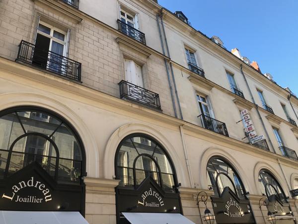 Bureaux à louer à Nantes centre avec parquets lumineux proches place Royale