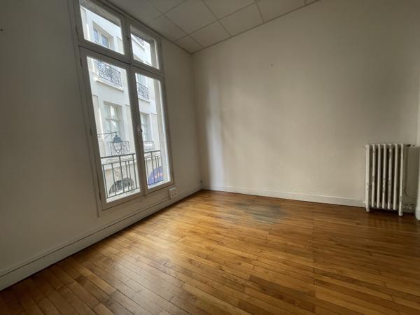 Bureaux à louer à Nantes centre avec parquets lumineux proches place Royale