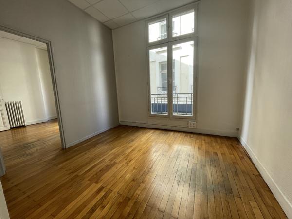 Bureaux à louer à Nantes centre avec parquets lumineux proches place Royale