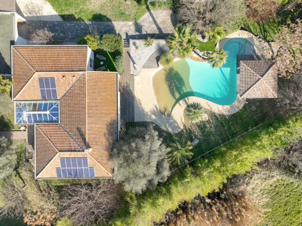 La villa Lagon - villa de plain pied de plus de 270 m2 sur un terrain paysagé de 2400 m2 avec piscine