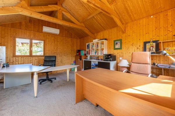 La villa Lagon - villa de plain pied de plus de 270 m2 sur un terrain paysagé de 2400 m2 avec piscine