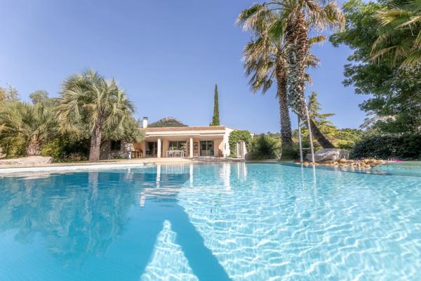 La villa Lagon - villa de plain pied de plus de 270 m2 sur un terrain paysagé de 2400 m2 avec piscine