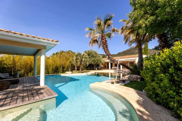 La villa Lagon - villa de plain pied de plus de 270 m2 sur un terrain paysagé de 2400 m2 avec piscine