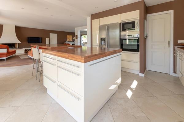 La villa Lagon - villa de plain pied de plus de 270 m2 sur un terrain paysagé de 2400 m2 avec piscine