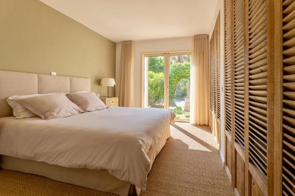 La villa Lagon - villa de plain pied de plus de 270 m2 sur un terrain paysagé de 2400 m2 avec piscine