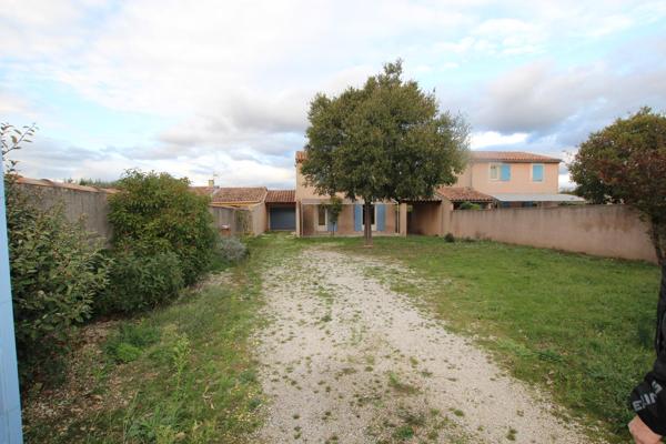 VILLA - BEL ENVIRONNEMENT - GARAGE - JARDIN CLOS 500 m² env. - CLIMATISATIONS