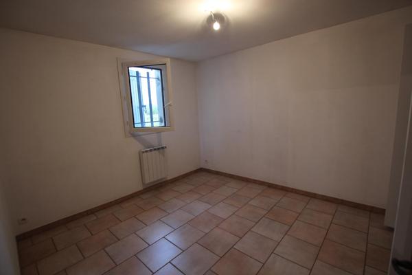 VILLA - BEL ENVIRONNEMENT - GARAGE - JARDIN CLOS 500 m² env. - CLIMATISATIONS