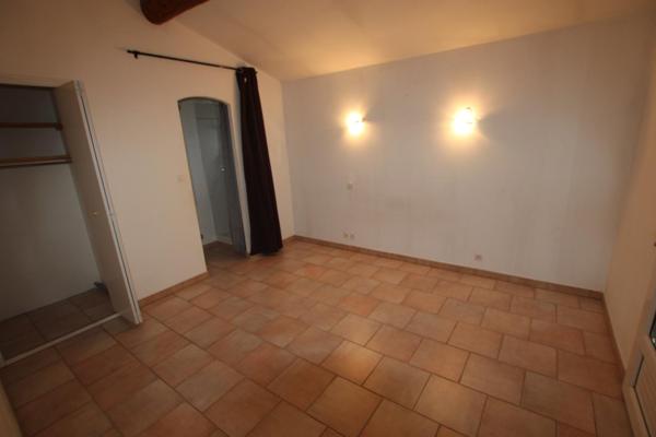 VILLA - BEL ENVIRONNEMENT - GARAGE - JARDIN CLOS 500 m² env. - CLIMATISATIONS