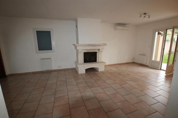 VILLA - BEL ENVIRONNEMENT - GARAGE - JARDIN CLOS 500 m² env. - CLIMATISATIONS