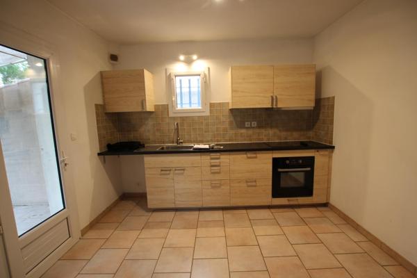 VILLA - BEL ENVIRONNEMENT - GARAGE - JARDIN CLOS 500 m² env. - CLIMATISATIONS