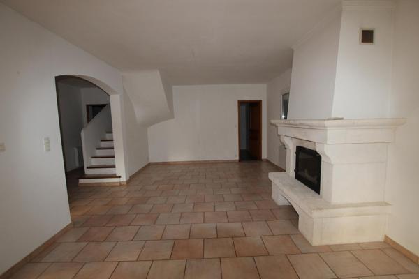 VILLA - BEL ENVIRONNEMENT - GARAGE - JARDIN CLOS 500 m² env. - CLIMATISATIONS