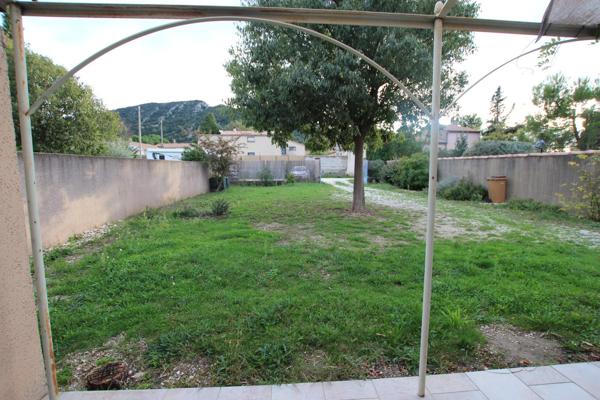 VILLA - BEL ENVIRONNEMENT - GARAGE - JARDIN CLOS 500 m² env. - CLIMATISATIONS