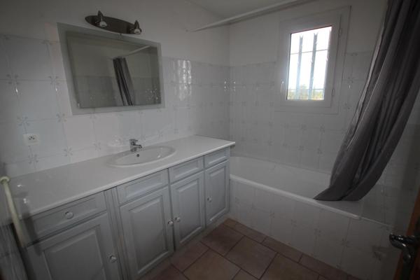VILLA - BEL ENVIRONNEMENT - GARAGE - JARDIN CLOS 500 m² env. - CLIMATISATIONS