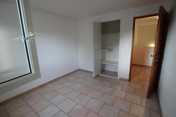 VILLA - BEL ENVIRONNEMENT - GARAGE - JARDIN CLOS 500 m² env. - CLIMATISATIONS