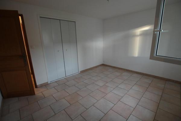 VILLA - BEL ENVIRONNEMENT - GARAGE - JARDIN CLOS 500 m² env. - CLIMATISATIONS