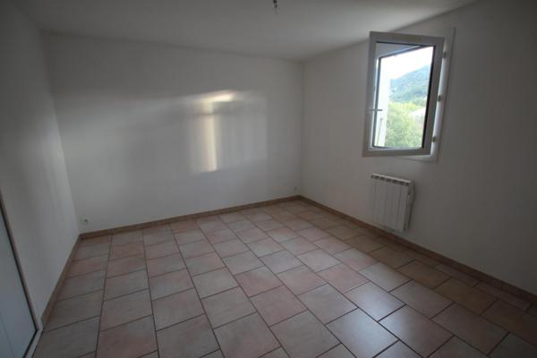 VILLA - BEL ENVIRONNEMENT - GARAGE - JARDIN CLOS 500 m² env. - CLIMATISATIONS