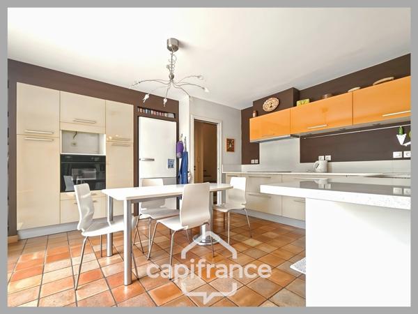 Maison à vendre 7 pièces, 180 m² BUXEROLLES (86), 5 chambres, 2 bureaux, piscine....
