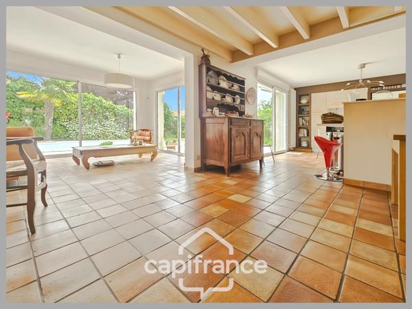 Maison à vendre 7 pièces, 180 m² BUXEROLLES (86), 5 chambres, 2 bureaux, piscine....