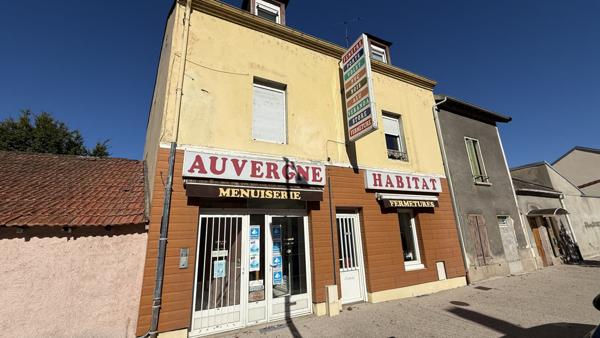 Vichy (03200) Vichy - Cusset - Immeuble avec 4 appartements, local commercial et bureaux, grand garage-atelier