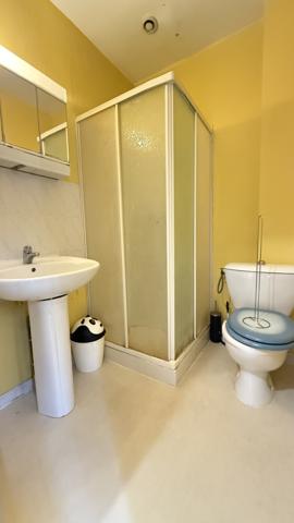 Vichy (03200) Vichy - Cusset - Immeuble avec 4 appartements, local commercial et bureaux, grand garage-atelier