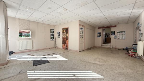 Vichy (03200) Vichy - Cusset - Immeuble avec 4 appartements, local commercial et bureaux, grand garage-atelier