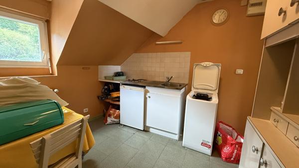 Vichy (03200) Vichy - Cusset - Immeuble avec 4 appartements, local commercial et bureaux, grand garage-atelier