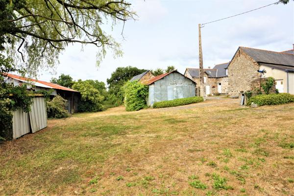BELLE LONGERE ET DEPENDANCES AVEC UN HECTARE DE TERRAIN