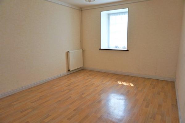 BELLE LONGERE ET DEPENDANCES AVEC UN HECTARE DE TERRAIN