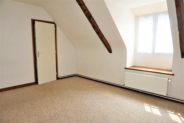 BELLE LONGERE ET DEPENDANCES AVEC UN HECTARE DE TERRAIN