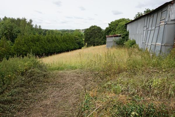 BELLE LONGERE ET DEPENDANCES AVEC UN HECTARE DE TERRAIN