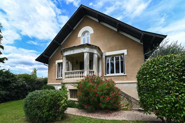 Charbonnières-les-Bains – Maison de charme des années 1920 avec jardin, piscine et beaux volumes