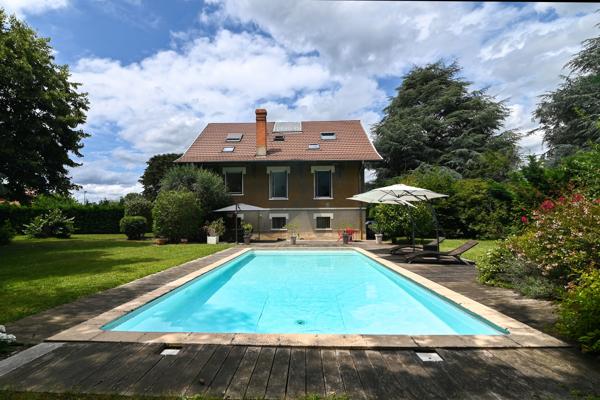 Charbonnières-les-Bains – Maison de charme des années 1920 avec jardin, piscine et beaux volumes
