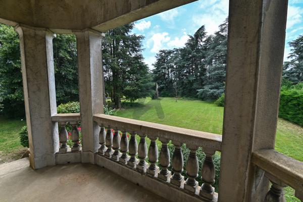 Charbonnières-les-Bains – Maison de charme des années 1920 avec jardin, piscine et beaux volumes
