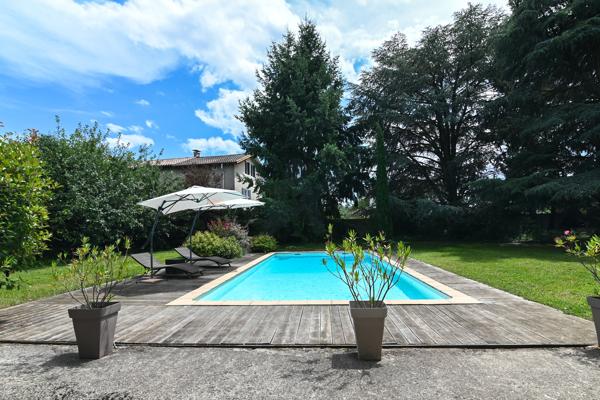 Charbonnières-les-Bains – Maison de charme des années 1920 avec jardin, piscine et beaux volumes