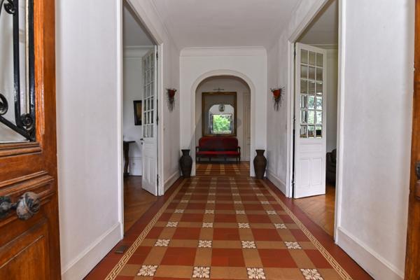Charbonnières-les-Bains – Maison de charme des années 1920 avec jardin, piscine et beaux volumes
