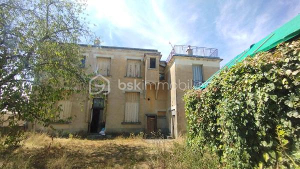 Investisseurs, cet ensemble immobilier est fait pour vous!

Au cœur du bourg de Fay aux Loges à proximité de toutes les commodités, édifié sur une parcelle de 656m2, je vous invite à découvrir cet immeuble de plus de 300m2 à rénover entièrement.
Actuellement distribué ainsi :
Première partie de l'immeuble :

Premier logement au rez-de-chaussée
 ° Plateau de 150.75m2 comprenant une grande salle de 121.33m2, cuisine de 19.53m2, 2 WC 1.77m2 et  2.20m2, un couloir de 5.92m2 pouvant être aménagé en un loft ou divisé en 2 logements. Cour intérieure. Cave de 40m2 environ.

Étage 
° Plateau de 76.95m2 comprenant 5 pièces de 11.98m2, 12.14m2, 11.13 M2, 11.15m2, 10.70m2 ,un WC  de 2.76m2, et un couloir de 9.45m2 pouvant être aménagé en un ou deux logements.

Deuxième partie de l'immeuble:

° Premier logement en RDC de 43.36m2 comprenant une entrée de 3.84m2, une salle d'eau de 2.50m2, une cuisine de 5.94m2, une pièce de 14.38m2 et une pièce de 16.70m2.

Étage:
° Logement de 58.92m2 comprenant une cuisine  de 10.39m2, un salon de 11.95m2, une salle d'eau de 2.21m2, un couloir de 6.17m2, 2 chambres de 11.70 m2et 13.95m2 et un WC 2.55m2.

Au 2ème étage 
° Une pièce de 42.36m2 ainsi qu'un WC de 1.37m2 pouvant être aménagé en studio.
Toit terrasse.
Une cave de 17.70m2.


° Bâtiment indépendant de 32.85m2 comprenant une partie garage de 10.78m2 et deux pièces 11.07m2 et 11m2 pouvant être aménagé en studio ou garages individuels.

Puits
2 portails pour deux accès indépendants.
Possibilité de 6 logements ou plus. À rénover entièrement