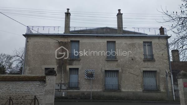 Investisseurs, cet ensemble immobilier est fait pour vous!

Au cœur du bourg de Fay aux Loges à proximité de toutes les commodités, édifié sur une parcelle de 656m2, je vous invite à découvrir cet immeuble de plus de 300m2 à rénover entièrement.
Actuellement distribué ainsi :
Première partie de l'immeuble :

Premier logement au rez-de-chaussée
 ° Plateau de 150.75m2 comprenant une grande salle de 121.33m2, cuisine de 19.53m2, 2 WC 1.77m2 et  2.20m2, un couloir de 5.92m2 pouvant être aménagé en un loft ou divisé en 2 logements. Cour intérieure. Cave de 40m2 environ.

Étage 
° Plateau de 76.95m2 comprenant 5 pièces de 11.98m2, 12.14m2, 11.13 M2, 11.15m2, 10.70m2 ,un WC  de 2.76m2, et un couloir de 9.45m2 pouvant être aménagé en un ou deux logements.

Deuxième partie de l'immeuble:

° Premier logement en RDC de 43.36m2 comprenant une entrée de 3.84m2, une salle d'eau de 2.50m2, une cuisine de 5.94m2, une pièce de 14.38m2 et une pièce de 16.70m2.

Étage:
° Logement de 58.92m2 comprenant une cuisine  de 10.39m2, un salon de 11.95m2, une salle d'eau de 2.21m2, un couloir de 6.17m2, 2 chambres de 11.70 m2et 13.95m2 et un WC 2.55m2.

Au 2ème étage 
° Une pièce de 42.36m2 ainsi qu'un WC de 1.37m2 pouvant être aménagé en studio.
Toit terrasse.
Une cave de 17.70m2.


° Bâtiment indépendant de 32.85m2 comprenant une partie garage de 10.78m2 et deux pièces 11.07m2 et 11m2 pouvant être aménagé en studio ou garages individuels.

Puits
2 portails pour deux accès indépendants.
Possibilité de 6 logements ou plus. À rénover entièrement