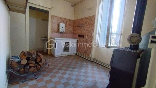 Investisseurs, cet ensemble immobilier est fait pour vous!

Au cœur du bourg de Fay aux Loges à proximité de toutes les commodités, édifié sur une parcelle de 656m2, je vous invite à découvrir cet immeuble de plus de 300m2 à rénover entièrement.
Actuellement distribué ainsi :
Première partie de l'immeuble :

Premier logement au rez-de-chaussée
 ° Plateau de 150.75m2 comprenant une grande salle de 121.33m2, cuisine de 19.53m2, 2 WC 1.77m2 et  2.20m2, un couloir de 5.92m2 pouvant être aménagé en un loft ou divisé en 2 logements. Cour intérieure. Cave de 40m2 environ.

Étage 
° Plateau de 76.95m2 comprenant 5 pièces de 11.98m2, 12.14m2, 11.13 M2, 11.15m2, 10.70m2 ,un WC  de 2.76m2, et un couloir de 9.45m2 pouvant être aménagé en un ou deux logements.

Deuxième partie de l'immeuble:

° Premier logement en RDC de 43.36m2 comprenant une entrée de 3.84m2, une salle d'eau de 2.50m2, une cuisine de 5.94m2, une pièce de 14.38m2 et une pièce de 16.70m2.

Étage:
° Logement de 58.92m2 comprenant une cuisine  de 10.39m2, un salon de 11.95m2, une salle d'eau de 2.21m2, un couloir de 6.17m2, 2 chambres de 11.70 m2et 13.95m2 et un WC 2.55m2.

Au 2ème étage 
° Une pièce de 42.36m2 ainsi qu'un WC de 1.37m2 pouvant être aménagé en studio.
Toit terrasse.
Une cave de 17.70m2.


° Bâtiment indépendant de 32.85m2 comprenant une partie garage de 10.78m2 et deux pièces 11.07m2 et 11m2 pouvant être aménagé en studio ou garages individuels.

Puits
2 portails pour deux accès indépendants.
Possibilité de 6 logements ou plus. À rénover entièrement
