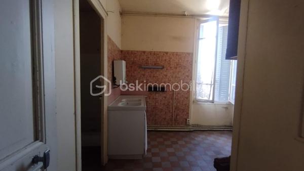 Investisseurs, cet ensemble immobilier est fait pour vous!

Au cœur du bourg de Fay aux Loges à proximité de toutes les commodités, édifié sur une parcelle de 656m2, je vous invite à découvrir cet immeuble de plus de 300m2 à rénover entièrement.
Actuellement distribué ainsi :
Première partie de l'immeuble :

Premier logement au rez-de-chaussée
 ° Plateau de 150.75m2 comprenant une grande salle de 121.33m2, cuisine de 19.53m2, 2 WC 1.77m2 et  2.20m2, un couloir de 5.92m2 pouvant être aménagé en un loft ou divisé en 2 logements. Cour intérieure. Cave de 40m2 environ.

Étage 
° Plateau de 76.95m2 comprenant 5 pièces de 11.98m2, 12.14m2, 11.13 M2, 11.15m2, 10.70m2 ,un WC  de 2.76m2, et un couloir de 9.45m2 pouvant être aménagé en un ou deux logements.

Deuxième partie de l'immeuble:

° Premier logement en RDC de 43.36m2 comprenant une entrée de 3.84m2, une salle d'eau de 2.50m2, une cuisine de 5.94m2, une pièce de 14.38m2 et une pièce de 16.70m2.

Étage:
° Logement de 58.92m2 comprenant une cuisine  de 10.39m2, un salon de 11.95m2, une salle d'eau de 2.21m2, un couloir de 6.17m2, 2 chambres de 11.70 m2et 13.95m2 et un WC 2.55m2.

Au 2ème étage 
° Une pièce de 42.36m2 ainsi qu'un WC de 1.37m2 pouvant être aménagé en studio.
Toit terrasse.
Une cave de 17.70m2.


° Bâtiment indépendant de 32.85m2 comprenant une partie garage de 10.78m2 et deux pièces 11.07m2 et 11m2 pouvant être aménagé en studio ou garages individuels.

Puits
2 portails pour deux accès indépendants.
Possibilité de 6 logements ou plus. À rénover entièrement