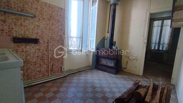 Investisseurs, cet ensemble immobilier est fait pour vous!

Au cœur du bourg de Fay aux Loges à proximité de toutes les commodités, édifié sur une parcelle de 656m2, je vous invite à découvrir cet immeuble de plus de 300m2 à rénover entièrement.
Actuellement distribué ainsi :
Première partie de l'immeuble :

Premier logement au rez-de-chaussée
 ° Plateau de 150.75m2 comprenant une grande salle de 121.33m2, cuisine de 19.53m2, 2 WC 1.77m2 et  2.20m2, un couloir de 5.92m2 pouvant être aménagé en un loft ou divisé en 2 logements. Cour intérieure. Cave de 40m2 environ.

Étage 
° Plateau de 76.95m2 comprenant 5 pièces de 11.98m2, 12.14m2, 11.13 M2, 11.15m2, 10.70m2 ,un WC  de 2.76m2, et un couloir de 9.45m2 pouvant être aménagé en un ou deux logements.

Deuxième partie de l'immeuble:

° Premier logement en RDC de 43.36m2 comprenant une entrée de 3.84m2, une salle d'eau de 2.50m2, une cuisine de 5.94m2, une pièce de 14.38m2 et une pièce de 16.70m2.

Étage:
° Logement de 58.92m2 comprenant une cuisine  de 10.39m2, un salon de 11.95m2, une salle d'eau de 2.21m2, un couloir de 6.17m2, 2 chambres de 11.70 m2et 13.95m2 et un WC 2.55m2.

Au 2ème étage 
° Une pièce de 42.36m2 ainsi qu'un WC de 1.37m2 pouvant être aménagé en studio.
Toit terrasse.
Une cave de 17.70m2.


° Bâtiment indépendant de 32.85m2 comprenant une partie garage de 10.78m2 et deux pièces 11.07m2 et 11m2 pouvant être aménagé en studio ou garages individuels.

Puits
2 portails pour deux accès indépendants.
Possibilité de 6 logements ou plus. À rénover entièrement