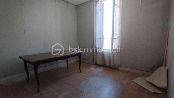 Investisseurs, cet ensemble immobilier est fait pour vous!

Au cœur du bourg de Fay aux Loges à proximité de toutes les commodités, édifié sur une parcelle de 656m2, je vous invite à découvrir cet immeuble de plus de 300m2 à rénover entièrement.
Actuellement distribué ainsi :
Première partie de l'immeuble :

Premier logement au rez-de-chaussée
 ° Plateau de 150.75m2 comprenant une grande salle de 121.33m2, cuisine de 19.53m2, 2 WC 1.77m2 et  2.20m2, un couloir de 5.92m2 pouvant être aménagé en un loft ou divisé en 2 logements. Cour intérieure. Cave de 40m2 environ.

Étage 
° Plateau de 76.95m2 comprenant 5 pièces de 11.98m2, 12.14m2, 11.13 M2, 11.15m2, 10.70m2 ,un WC  de 2.76m2, et un couloir de 9.45m2 pouvant être aménagé en un ou deux logements.

Deuxième partie de l'immeuble:

° Premier logement en RDC de 43.36m2 comprenant une entrée de 3.84m2, une salle d'eau de 2.50m2, une cuisine de 5.94m2, une pièce de 14.38m2 et une pièce de 16.70m2.

Étage:
° Logement de 58.92m2 comprenant une cuisine  de 10.39m2, un salon de 11.95m2, une salle d'eau de 2.21m2, un couloir de 6.17m2, 2 chambres de 11.70 m2et 13.95m2 et un WC 2.55m2.

Au 2ème étage 
° Une pièce de 42.36m2 ainsi qu'un WC de 1.37m2 pouvant être aménagé en studio.
Toit terrasse.
Une cave de 17.70m2.


° Bâtiment indépendant de 32.85m2 comprenant une partie garage de 10.78m2 et deux pièces 11.07m2 et 11m2 pouvant être aménagé en studio ou garages individuels.

Puits
2 portails pour deux accès indépendants.
Possibilité de 6 logements ou plus. À rénover entièrement
