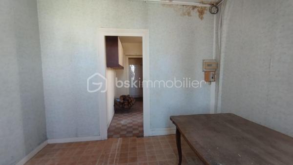 Investisseurs, cet ensemble immobilier est fait pour vous!

Au cœur du bourg de Fay aux Loges à proximité de toutes les commodités, édifié sur une parcelle de 656m2, je vous invite à découvrir cet immeuble de plus de 300m2 à rénover entièrement.
Actuellement distribué ainsi :
Première partie de l'immeuble :

Premier logement au rez-de-chaussée
 ° Plateau de 150.75m2 comprenant une grande salle de 121.33m2, cuisine de 19.53m2, 2 WC 1.77m2 et  2.20m2, un couloir de 5.92m2 pouvant être aménagé en un loft ou divisé en 2 logements. Cour intérieure. Cave de 40m2 environ.

Étage 
° Plateau de 76.95m2 comprenant 5 pièces de 11.98m2, 12.14m2, 11.13 M2, 11.15m2, 10.70m2 ,un WC  de 2.76m2, et un couloir de 9.45m2 pouvant être aménagé en un ou deux logements.

Deuxième partie de l'immeuble:

° Premier logement en RDC de 43.36m2 comprenant une entrée de 3.84m2, une salle d'eau de 2.50m2, une cuisine de 5.94m2, une pièce de 14.38m2 et une pièce de 16.70m2.

Étage:
° Logement de 58.92m2 comprenant une cuisine  de 10.39m2, un salon de 11.95m2, une salle d'eau de 2.21m2, un couloir de 6.17m2, 2 chambres de 11.70 m2et 13.95m2 et un WC 2.55m2.

Au 2ème étage 
° Une pièce de 42.36m2 ainsi qu'un WC de 1.37m2 pouvant être aménagé en studio.
Toit terrasse.
Une cave de 17.70m2.


° Bâtiment indépendant de 32.85m2 comprenant une partie garage de 10.78m2 et deux pièces 11.07m2 et 11m2 pouvant être aménagé en studio ou garages individuels.

Puits
2 portails pour deux accès indépendants.
Possibilité de 6 logements ou plus. À rénover entièrement