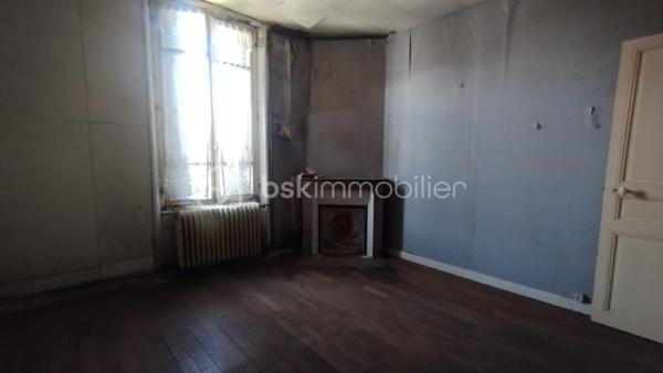 Investisseurs, cet ensemble immobilier est fait pour vous!

Au cœur du bourg de Fay aux Loges à proximité de toutes les commodités, édifié sur une parcelle de 656m2, je vous invite à découvrir cet immeuble de plus de 300m2 à rénover entièrement.
Actuellement distribué ainsi :
Première partie de l'immeuble :

Premier logement au rez-de-chaussée
 ° Plateau de 150.75m2 comprenant une grande salle de 121.33m2, cuisine de 19.53m2, 2 WC 1.77m2 et  2.20m2, un couloir de 5.92m2 pouvant être aménagé en un loft ou divisé en 2 logements. Cour intérieure. Cave de 40m2 environ.

Étage 
° Plateau de 76.95m2 comprenant 5 pièces de 11.98m2, 12.14m2, 11.13 M2, 11.15m2, 10.70m2 ,un WC  de 2.76m2, et un couloir de 9.45m2 pouvant être aménagé en un ou deux logements.

Deuxième partie de l'immeuble:

° Premier logement en RDC de 43.36m2 comprenant une entrée de 3.84m2, une salle d'eau de 2.50m2, une cuisine de 5.94m2, une pièce de 14.38m2 et une pièce de 16.70m2.

Étage:
° Logement de 58.92m2 comprenant une cuisine  de 10.39m2, un salon de 11.95m2, une salle d'eau de 2.21m2, un couloir de 6.17m2, 2 chambres de 11.70 m2et 13.95m2 et un WC 2.55m2.

Au 2ème étage 
° Une pièce de 42.36m2 ainsi qu'un WC de 1.37m2 pouvant être aménagé en studio.
Toit terrasse.
Une cave de 17.70m2.


° Bâtiment indépendant de 32.85m2 comprenant une partie garage de 10.78m2 et deux pièces 11.07m2 et 11m2 pouvant être aménagé en studio ou garages individuels.

Puits
2 portails pour deux accès indépendants.
Possibilité de 6 logements ou plus. À rénover entièrement