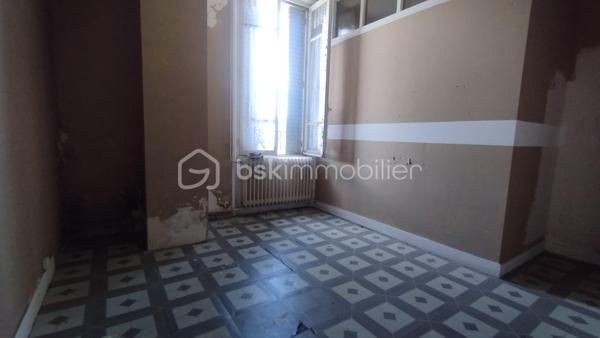 Investisseurs, cet ensemble immobilier est fait pour vous!

Au cœur du bourg de Fay aux Loges à proximité de toutes les commodités, édifié sur une parcelle de 656m2, je vous invite à découvrir cet immeuble de plus de 300m2 à rénover entièrement.
Actuellement distribué ainsi :
Première partie de l'immeuble :

Premier logement au rez-de-chaussée
 ° Plateau de 150.75m2 comprenant une grande salle de 121.33m2, cuisine de 19.53m2, 2 WC 1.77m2 et  2.20m2, un couloir de 5.92m2 pouvant être aménagé en un loft ou divisé en 2 logements. Cour intérieure. Cave de 40m2 environ.

Étage 
° Plateau de 76.95m2 comprenant 5 pièces de 11.98m2, 12.14m2, 11.13 M2, 11.15m2, 10.70m2 ,un WC  de 2.76m2, et un couloir de 9.45m2 pouvant être aménagé en un ou deux logements.

Deuxième partie de l'immeuble:

° Premier logement en RDC de 43.36m2 comprenant une entrée de 3.84m2, une salle d'eau de 2.50m2, une cuisine de 5.94m2, une pièce de 14.38m2 et une pièce de 16.70m2.

Étage:
° Logement de 58.92m2 comprenant une cuisine  de 10.39m2, un salon de 11.95m2, une salle d'eau de 2.21m2, un couloir de 6.17m2, 2 chambres de 11.70 m2et 13.95m2 et un WC 2.55m2.

Au 2ème étage 
° Une pièce de 42.36m2 ainsi qu'un WC de 1.37m2 pouvant être aménagé en studio.
Toit terrasse.
Une cave de 17.70m2.


° Bâtiment indépendant de 32.85m2 comprenant une partie garage de 10.78m2 et deux pièces 11.07m2 et 11m2 pouvant être aménagé en studio ou garages individuels.

Puits
2 portails pour deux accès indépendants.
Possibilité de 6 logements ou plus. À rénover entièrement