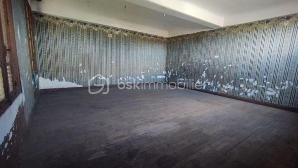 Investisseurs, cet ensemble immobilier est fait pour vous!

Au cœur du bourg de Fay aux Loges à proximité de toutes les commodités, édifié sur une parcelle de 656m2, je vous invite à découvrir cet immeuble de plus de 300m2 à rénover entièrement.
Actuellement distribué ainsi :
Première partie de l'immeuble :

Premier logement au rez-de-chaussée
 ° Plateau de 150.75m2 comprenant une grande salle de 121.33m2, cuisine de 19.53m2, 2 WC 1.77m2 et  2.20m2, un couloir de 5.92m2 pouvant être aménagé en un loft ou divisé en 2 logements. Cour intérieure. Cave de 40m2 environ.

Étage 
° Plateau de 76.95m2 comprenant 5 pièces de 11.98m2, 12.14m2, 11.13 M2, 11.15m2, 10.70m2 ,un WC  de 2.76m2, et un couloir de 9.45m2 pouvant être aménagé en un ou deux logements.

Deuxième partie de l'immeuble:

° Premier logement en RDC de 43.36m2 comprenant une entrée de 3.84m2, une salle d'eau de 2.50m2, une cuisine de 5.94m2, une pièce de 14.38m2 et une pièce de 16.70m2.

Étage:
° Logement de 58.92m2 comprenant une cuisine  de 10.39m2, un salon de 11.95m2, une salle d'eau de 2.21m2, un couloir de 6.17m2, 2 chambres de 11.70 m2et 13.95m2 et un WC 2.55m2.

Au 2ème étage 
° Une pièce de 42.36m2 ainsi qu'un WC de 1.37m2 pouvant être aménagé en studio.
Toit terrasse.
Une cave de 17.70m2.


° Bâtiment indépendant de 32.85m2 comprenant une partie garage de 10.78m2 et deux pièces 11.07m2 et 11m2 pouvant être aménagé en studio ou garages individuels.

Puits
2 portails pour deux accès indépendants.
Possibilité de 6 logements ou plus. À rénover entièrement