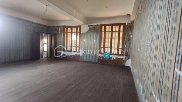 Investisseurs, cet ensemble immobilier est fait pour vous!

Au cœur du bourg de Fay aux Loges à proximité de toutes les commodités, édifié sur une parcelle de 656m2, je vous invite à découvrir cet immeuble de plus de 300m2 à rénover entièrement.
Actuellement distribué ainsi :
Première partie de l'immeuble :

Premier logement au rez-de-chaussée
 ° Plateau de 150.75m2 comprenant une grande salle de 121.33m2, cuisine de 19.53m2, 2 WC 1.77m2 et  2.20m2, un couloir de 5.92m2 pouvant être aménagé en un loft ou divisé en 2 logements. Cour intérieure. Cave de 40m2 environ.

Étage 
° Plateau de 76.95m2 comprenant 5 pièces de 11.98m2, 12.14m2, 11.13 M2, 11.15m2, 10.70m2 ,un WC  de 2.76m2, et un couloir de 9.45m2 pouvant être aménagé en un ou deux logements.

Deuxième partie de l'immeuble:

° Premier logement en RDC de 43.36m2 comprenant une entrée de 3.84m2, une salle d'eau de 2.50m2, une cuisine de 5.94m2, une pièce de 14.38m2 et une pièce de 16.70m2.

Étage:
° Logement de 58.92m2 comprenant une cuisine  de 10.39m2, un salon de 11.95m2, une salle d'eau de 2.21m2, un couloir de 6.17m2, 2 chambres de 11.70 m2et 13.95m2 et un WC 2.55m2.

Au 2ème étage 
° Une pièce de 42.36m2 ainsi qu'un WC de 1.37m2 pouvant être aménagé en studio.
Toit terrasse.
Une cave de 17.70m2.


° Bâtiment indépendant de 32.85m2 comprenant une partie garage de 10.78m2 et deux pièces 11.07m2 et 11m2 pouvant être aménagé en studio ou garages individuels.

Puits
2 portails pour deux accès indépendants.
Possibilité de 6 logements ou plus. À rénover entièrement